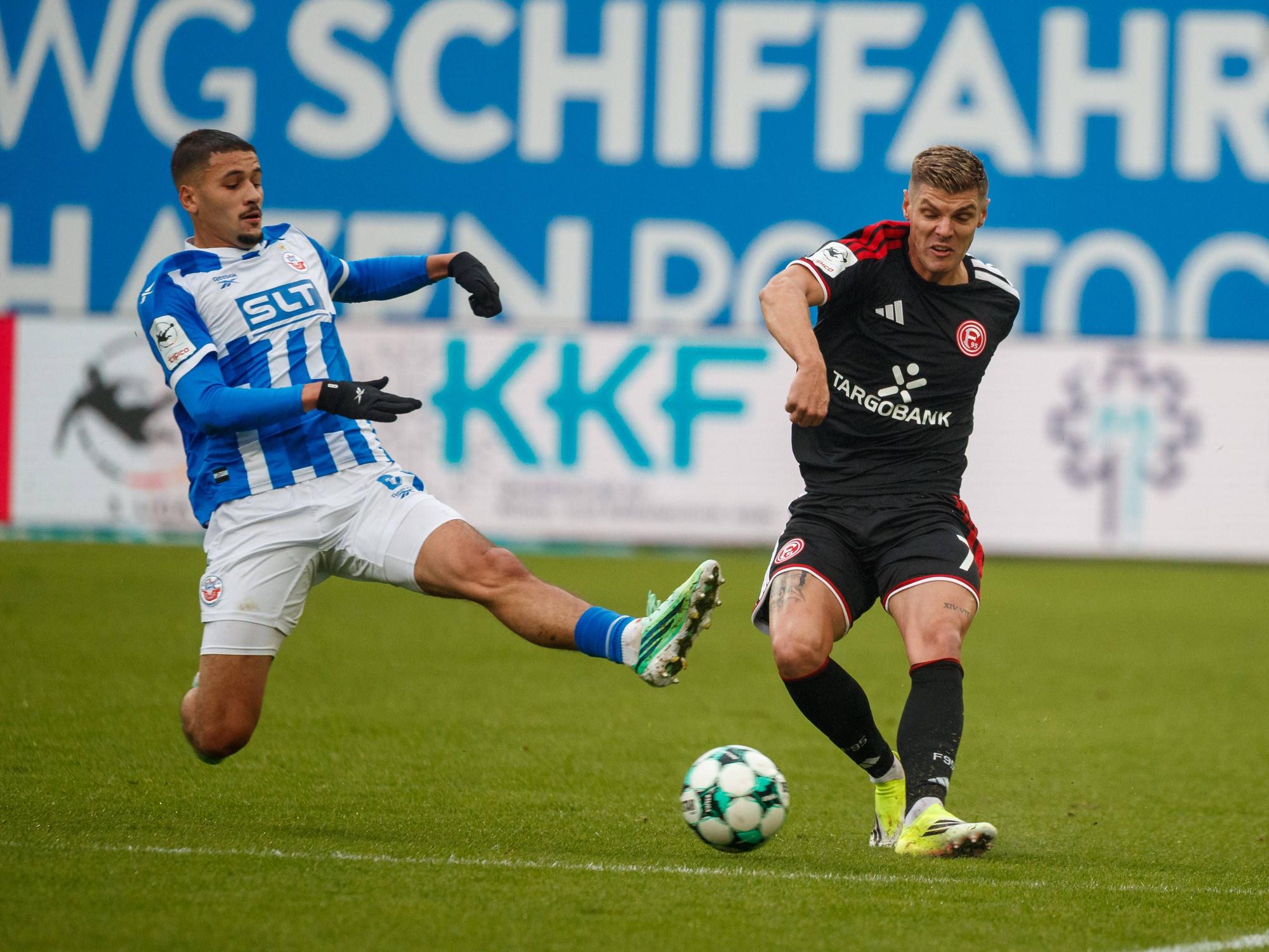 Erik Wekesser im Zweikampf mit einem Spieler von Hansa Rostock.