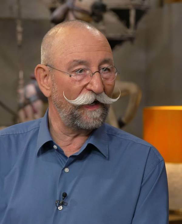 „Das habe ich häufig gesehen mit Hunden tatsächlich“, erinnerte sich der Moderator. „Mit Hunden, mit Ziegen hat man das gemacht damals“, bestätigte Deutschmanek. „Das, was zugehört hat und brav war, konntest du da vorspannen und damit fahren“, wusste der Experte.
(Bild: ZDF)