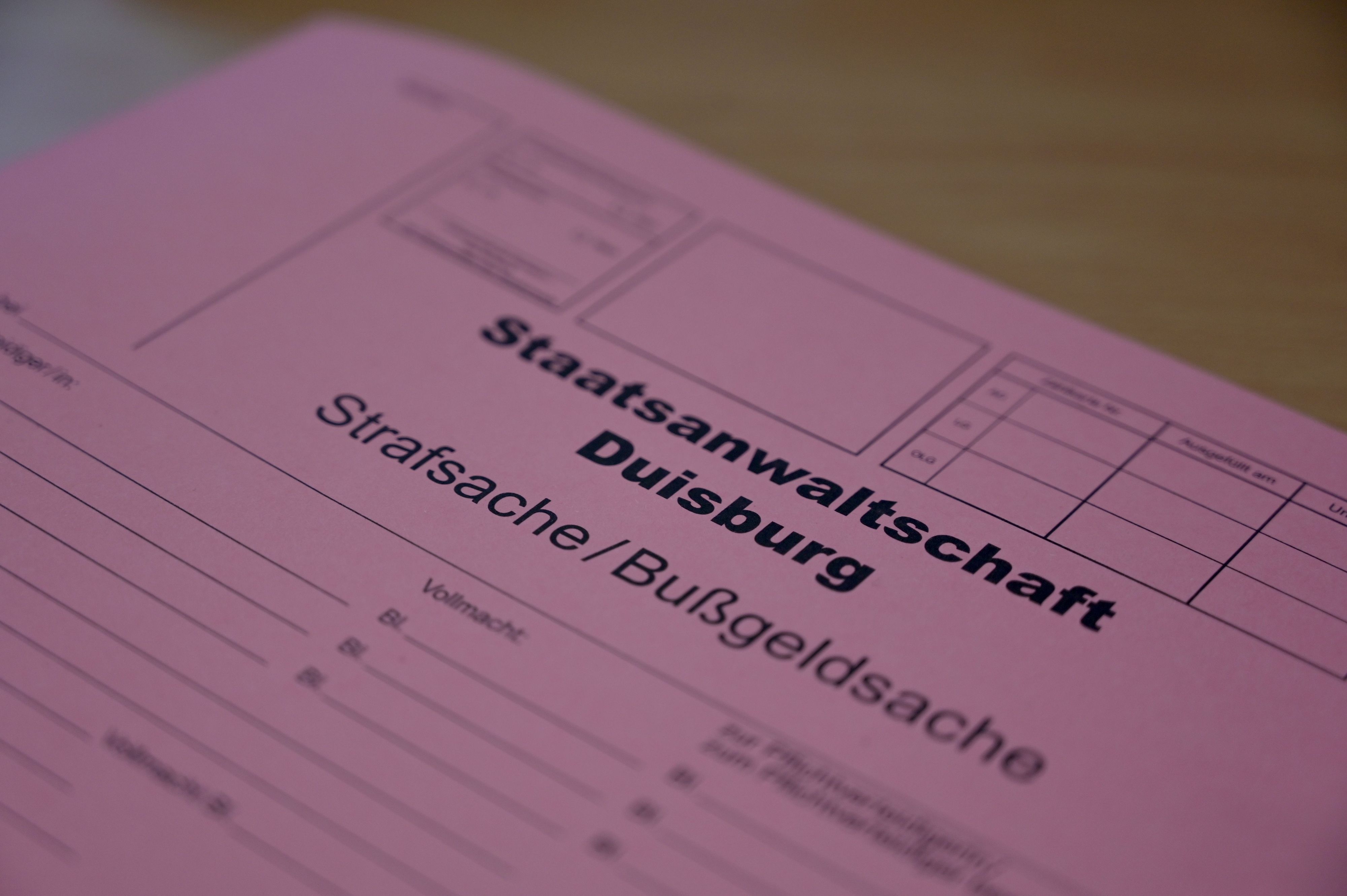 Eine Akte der Staatsanwaltschaft Duisburg liegt auf einem Tisch.
