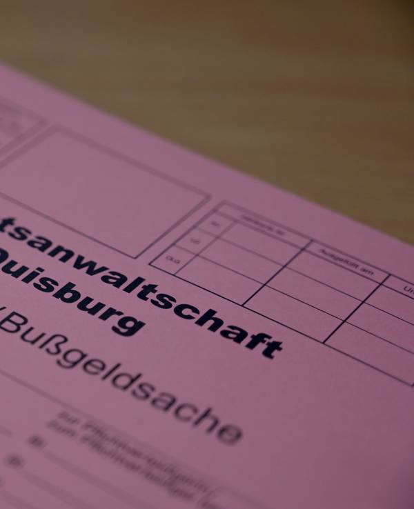 Eine Akte der Staatsanwaltschaft Duisburg liegt auf einem Tisch.