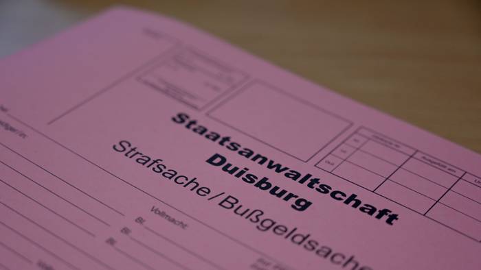 Eine Akte der Staatsanwaltschaft Duisburg liegt auf einem Tisch.