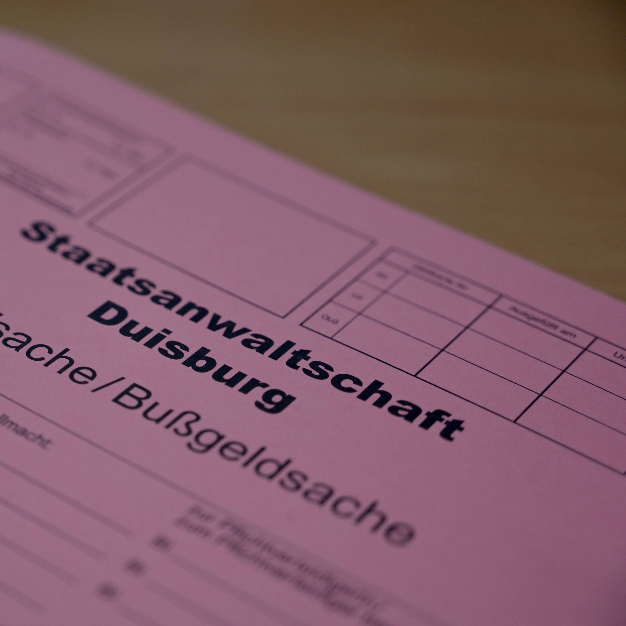 Eine Akte der Staatsanwaltschaft Duisburg liegt auf einem Tisch.