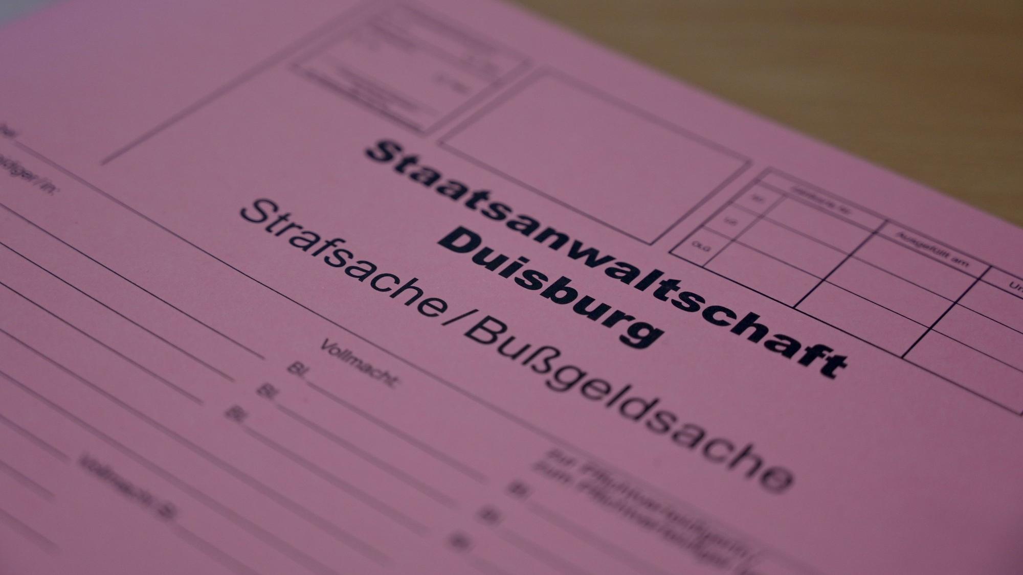 Eine Akte der Staatsanwaltschaft Duisburg liegt auf einem Tisch.
