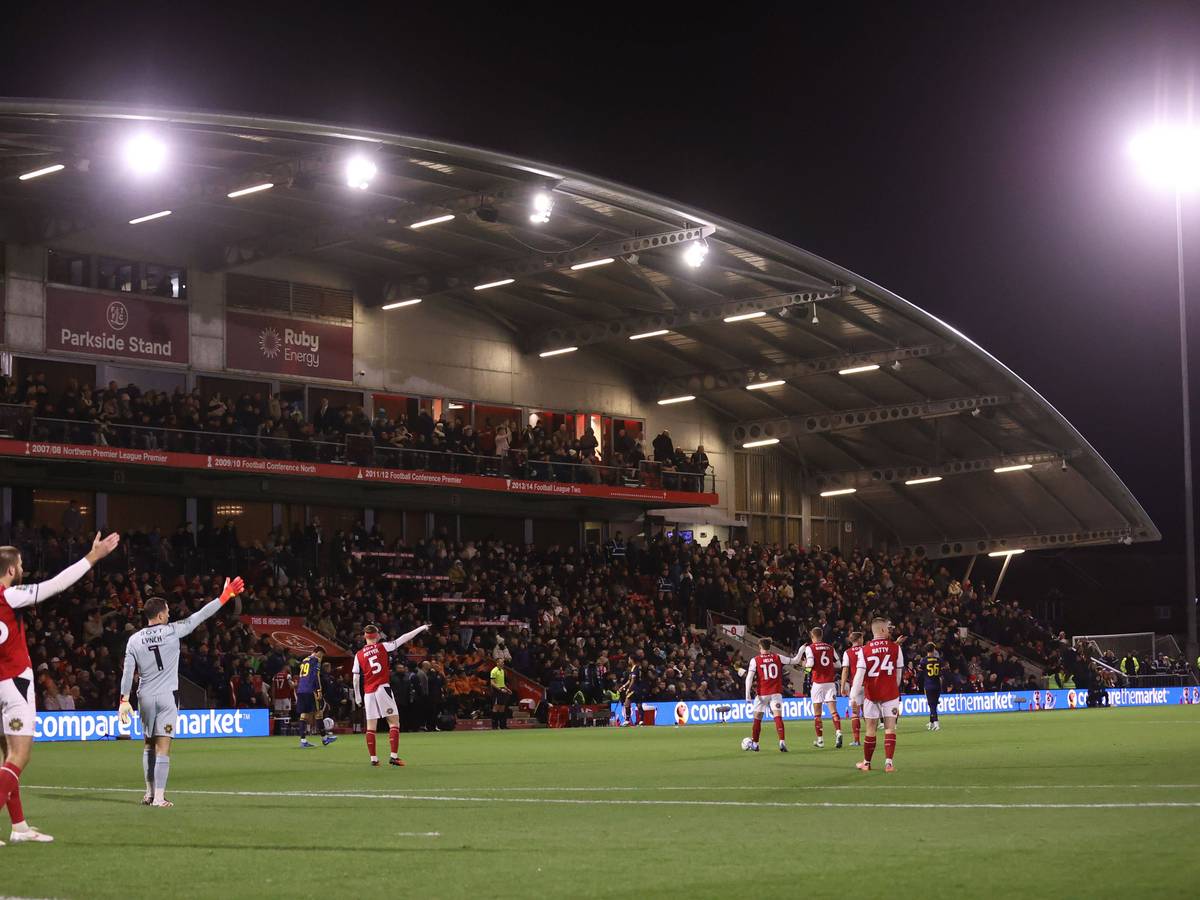 Die Arsenal-Profis monieren eine Drohne, die das Spiel stört.