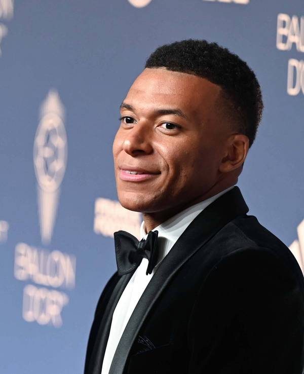 Fußballstar Kylian Mbappé erscheint bei der Verleihung des Ballon d'Or im feinen Anzug.