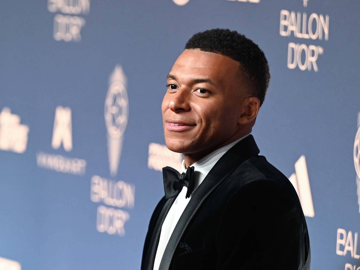 Fußballstar Kylian Mbappé erscheint bei der Verleihung des Ballon d'Or im feinen Anzug.