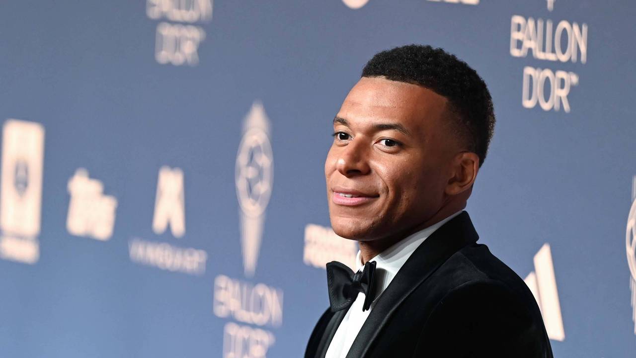 Fußballstar Kylian Mbappé erscheint bei der Verleihung des Ballon d'Or im feinen Anzug.