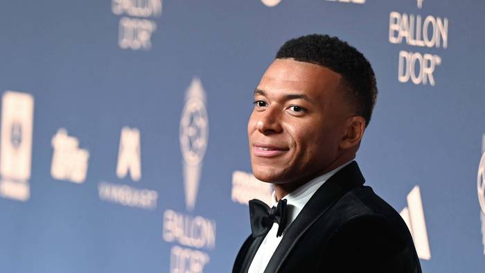 Fußballstar Kylian Mbappé erscheint bei der Verleihung des Ballon d'Or im feinen Anzug.