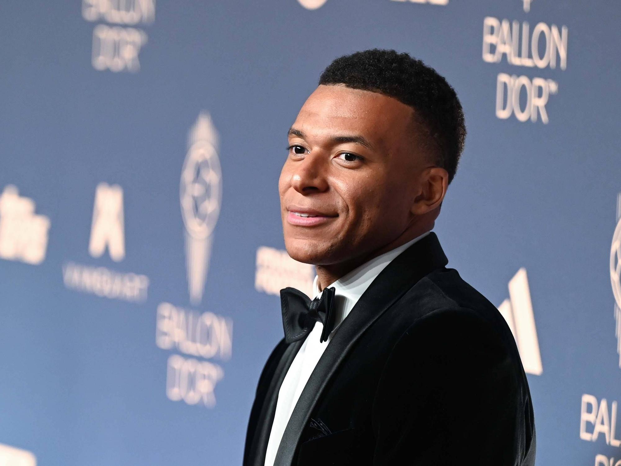 Fußballstar Kylian Mbappé erscheint bei der Verleihung des Ballon d'Or im feinen Anzug.