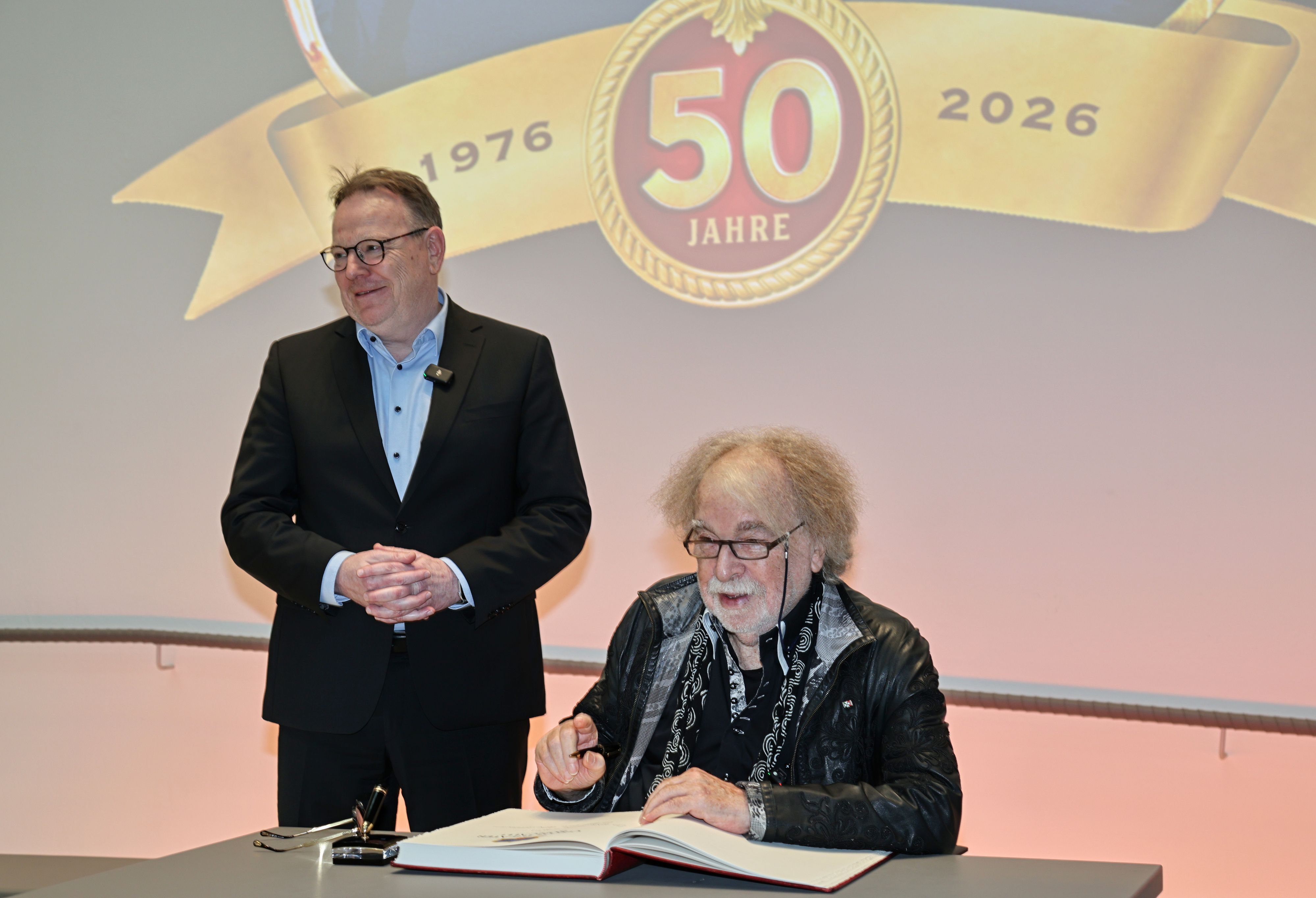Bernhard Paul darf sich neben Torsten Burmester ins Gästebuch der Stadt Köln eintragen.