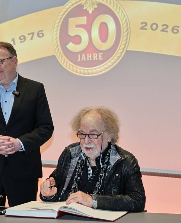Bernhard Paul darf sich neben Torsten Burmester ins Gästebuch der Stadt Köln eintragen.