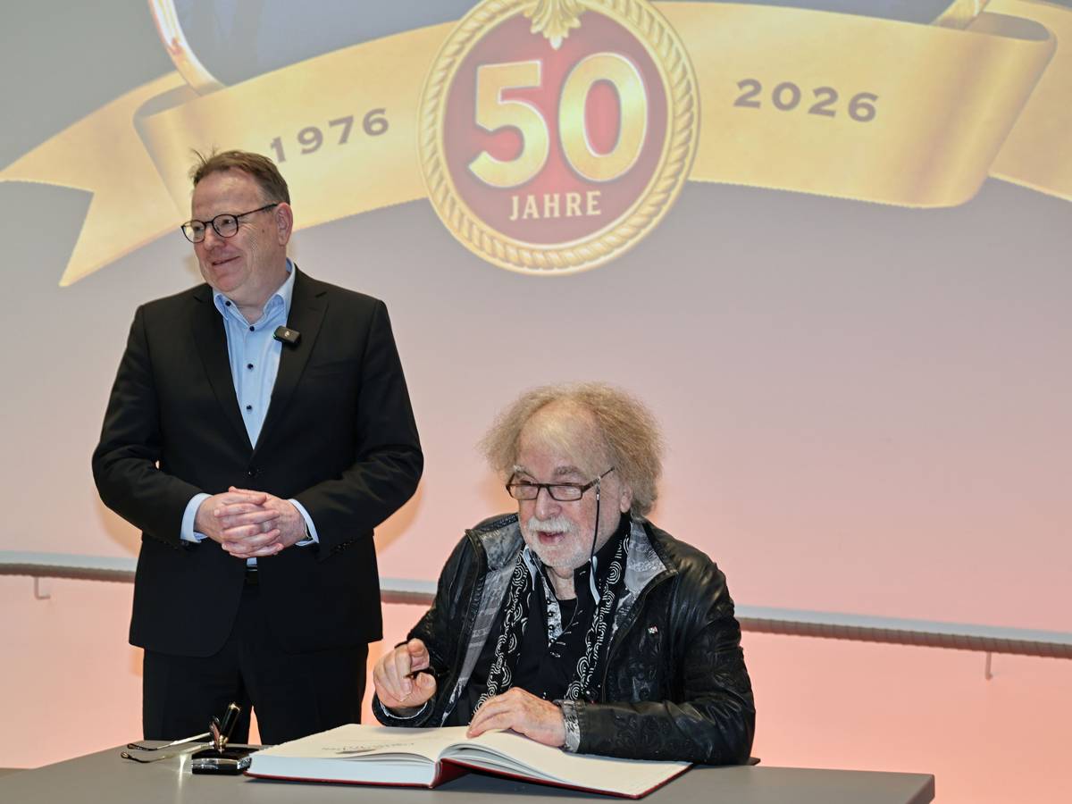Bernhard Paul darf sich neben Torsten Burmester ins Gästebuch der Stadt Köln eintragen.
