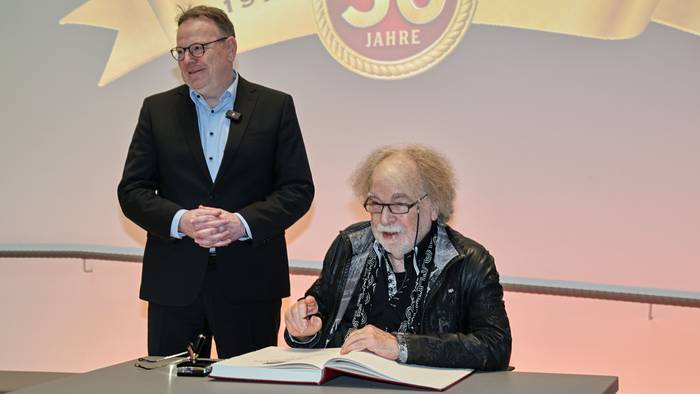 Bernhard Paul darf sich neben Torsten Burmester ins Gästebuch der Stadt Köln eintragen.
