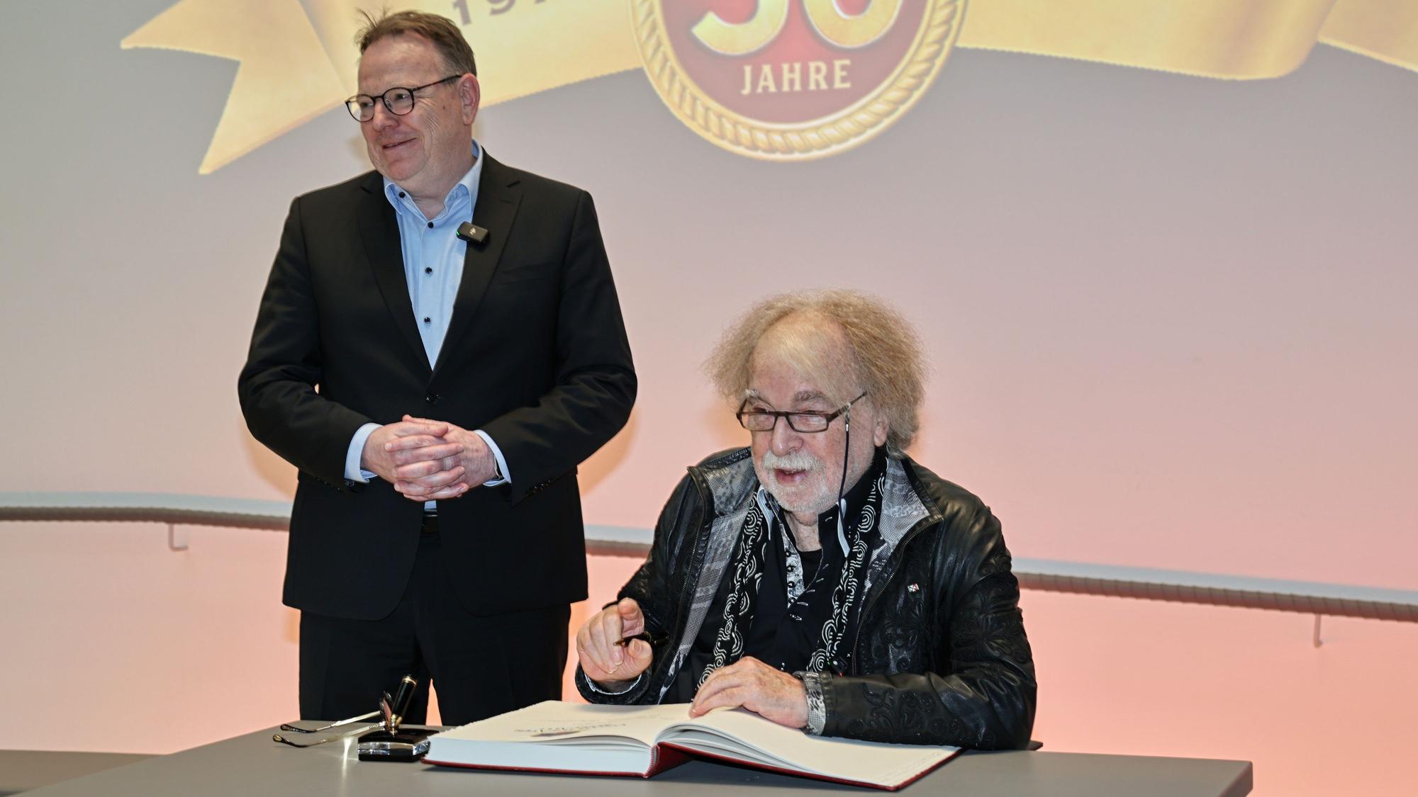 Bernhard Paul darf sich neben Torsten Burmester ins Gästebuch der Stadt Köln eintragen.