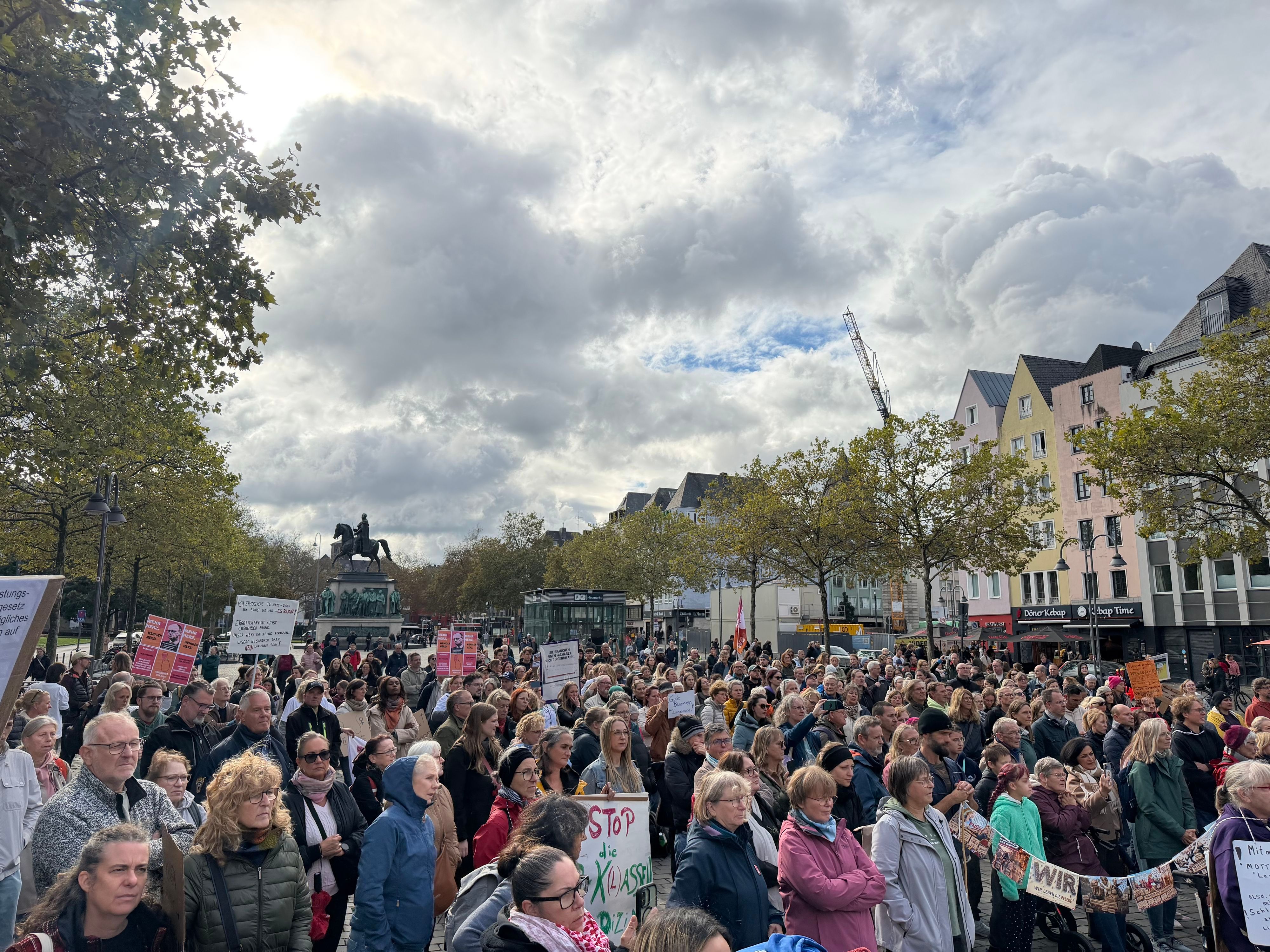 Menschen stehen bei einer Demo dicht gedrängt auf dem Heumarkt.