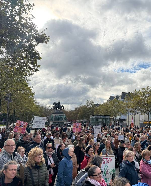 Menschen stehen bei einer Demo dicht gedrängt auf dem Heumarkt.