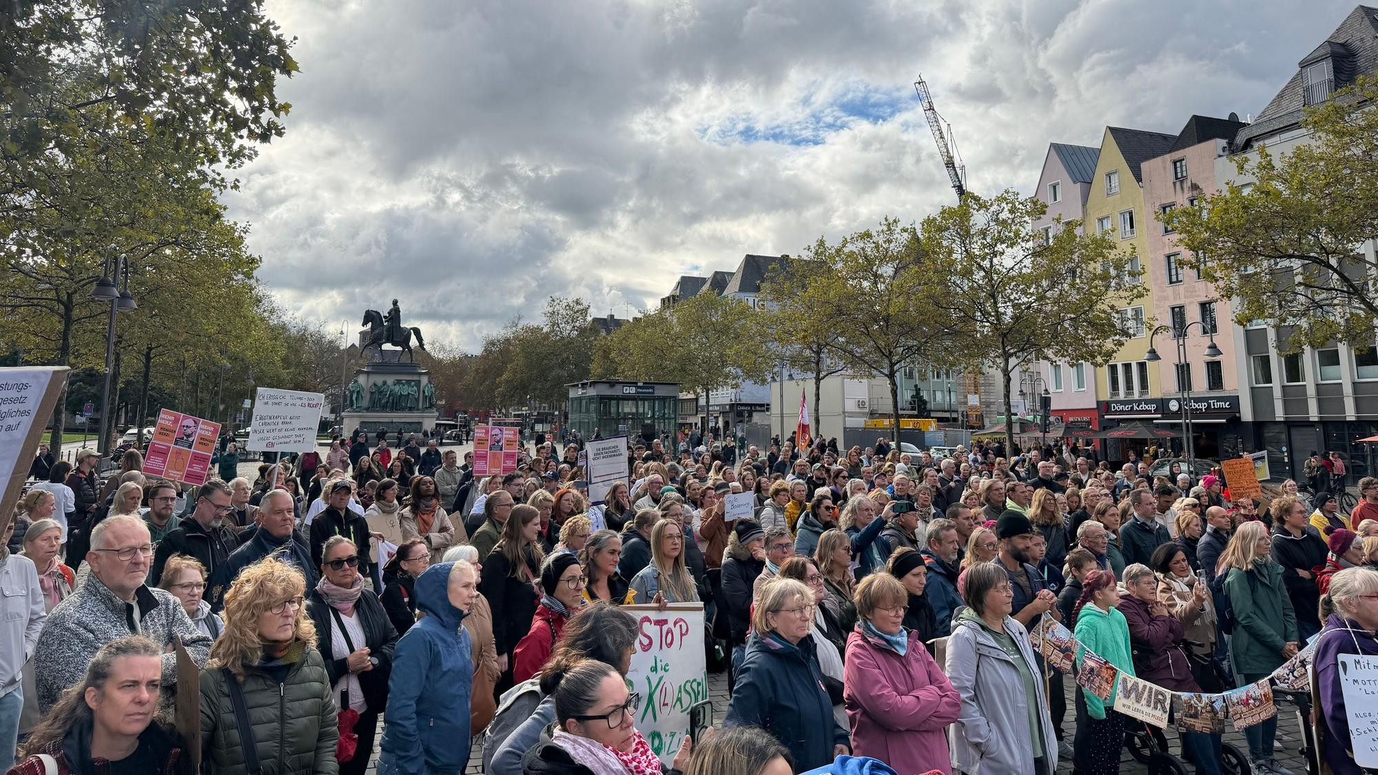 Menschen stehen bei einer Demo dicht gedrängt auf dem Heumarkt.
