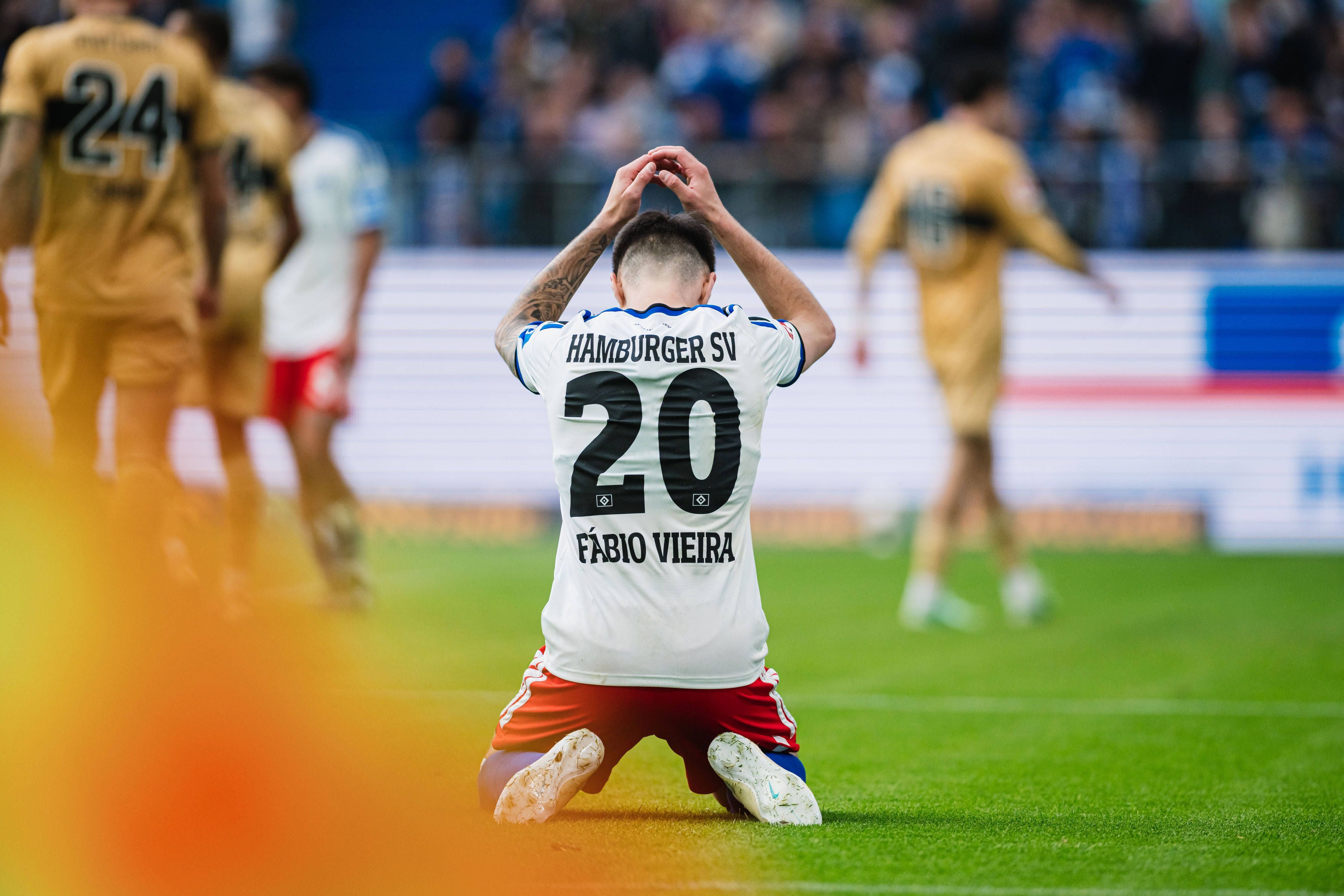Fabio Vieira am Boden.
