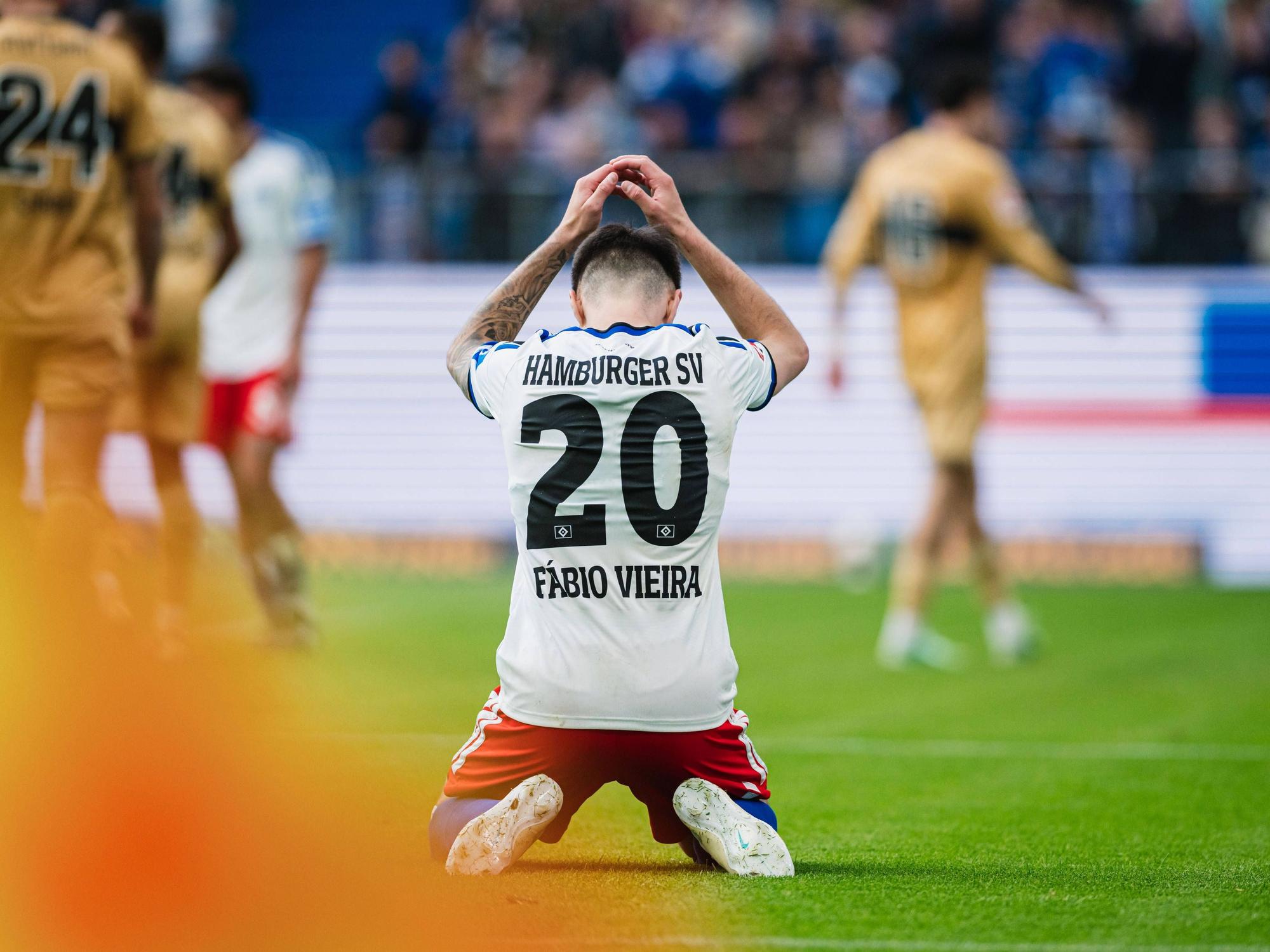 Fabio Vieira am Boden.