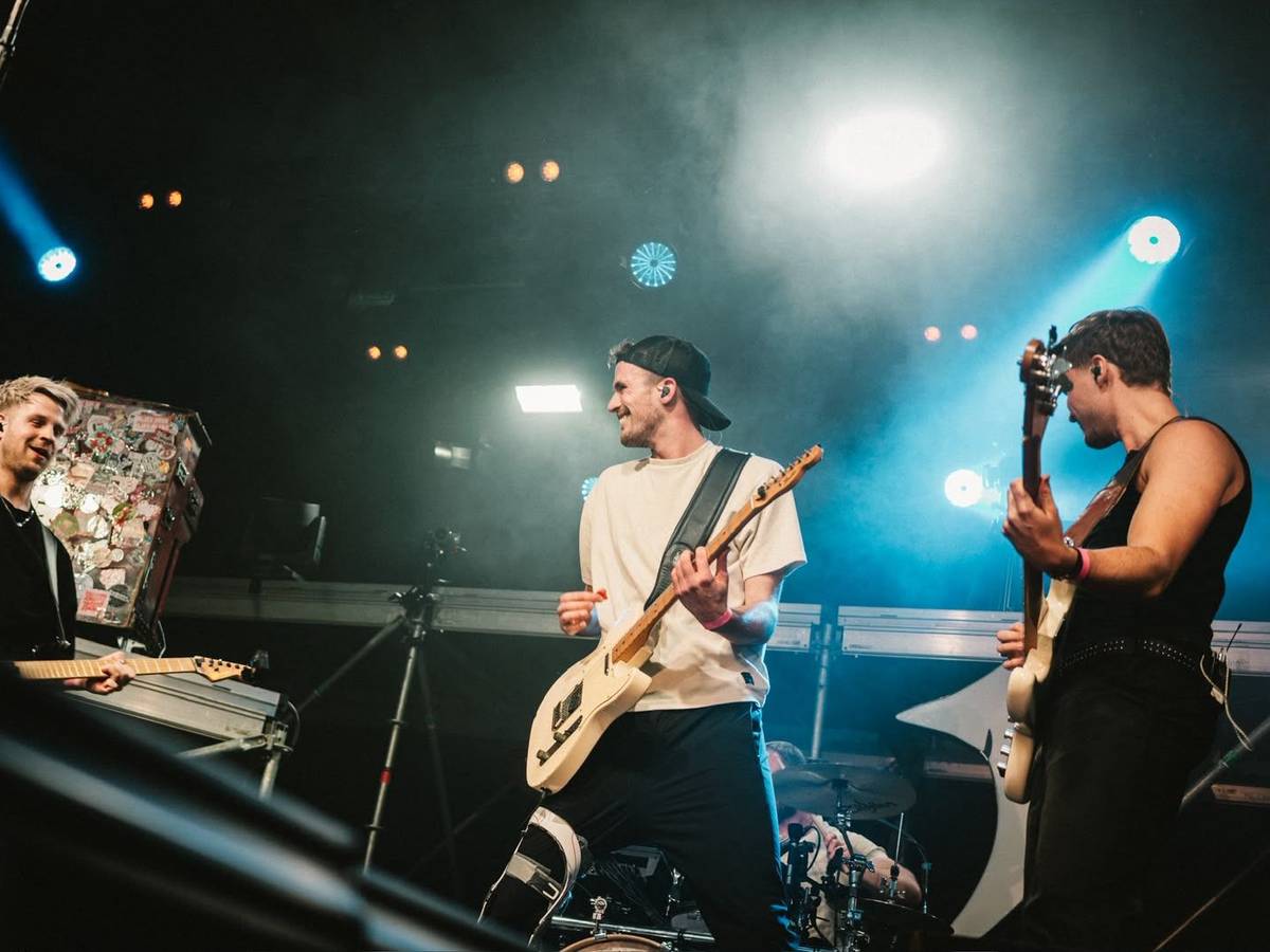 Die Band Aluis bei einem Auftritt.