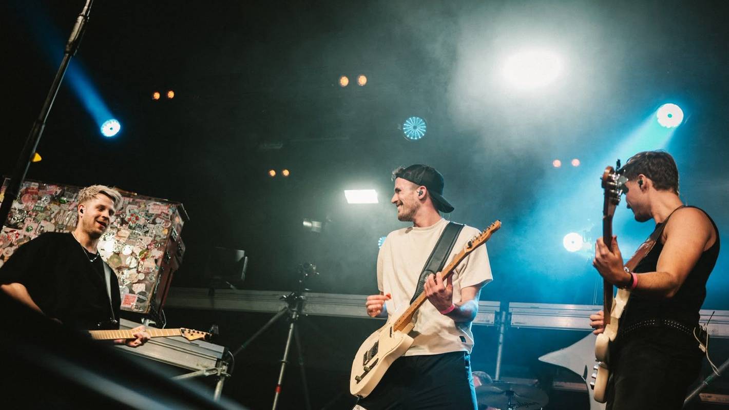 Die Band Aluis bei einem Auftritt.