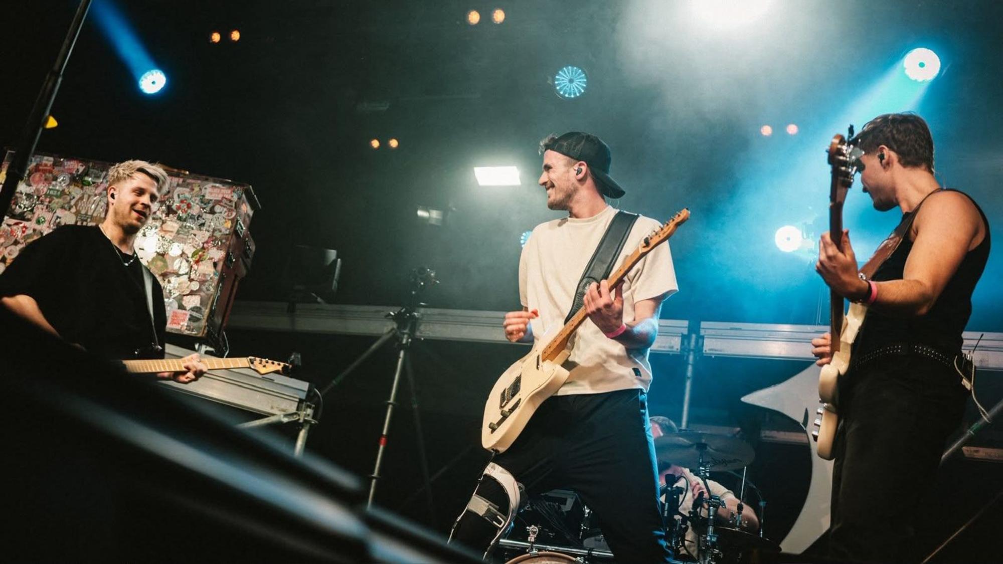 Die Band Aluis bei einem Auftritt.