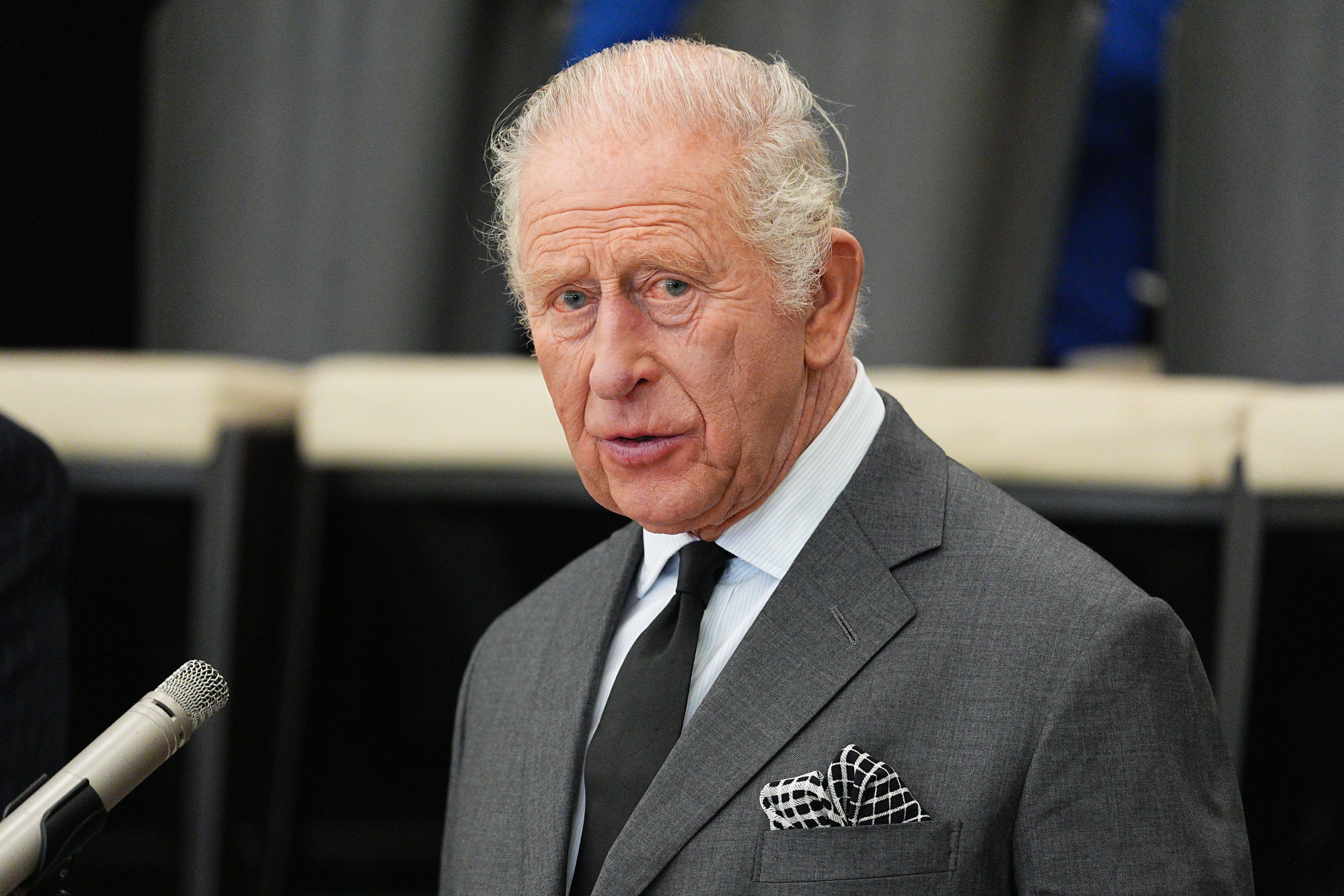 König Charles III. hält im Gemeindezentrum von Aberfan und Merthyr Vale eine Rede. Foto: Aaron Chown/PA Wire/dpa