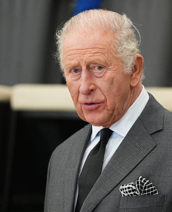 König Charles III. hält im Gemeindezentrum von Aberfan und Merthyr Vale eine Rede. Foto: Aaron Chown/PA Wire/dpa