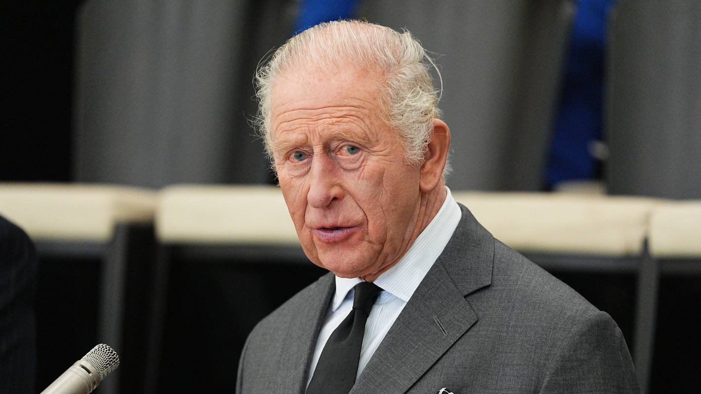 König Charles III. hält im Gemeindezentrum von Aberfan und Merthyr Vale eine Rede. Foto: Aaron Chown/PA Wire/dpa