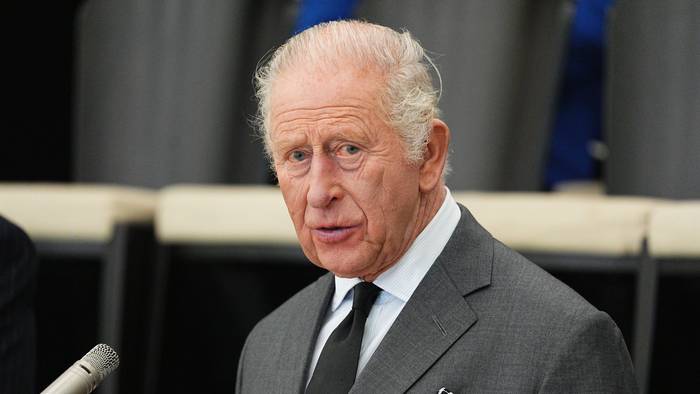 König Charles III. hält im Gemeindezentrum von Aberfan und Merthyr Vale eine Rede. Foto: Aaron Chown/PA Wire/dpa