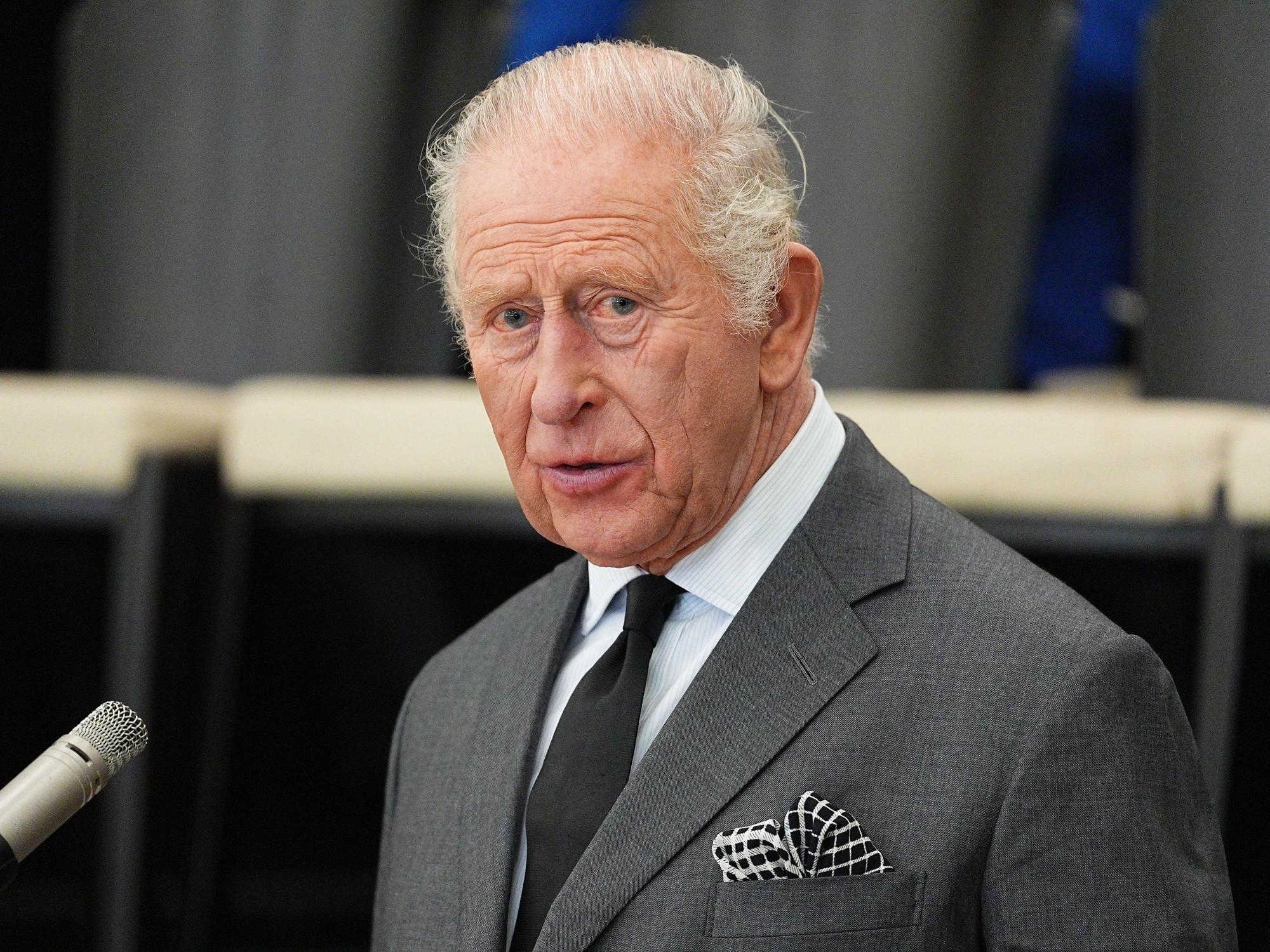 König Charles III. hält im Gemeindezentrum von Aberfan und Merthyr Vale eine Rede. Foto: Aaron Chown/PA Wire/dpa