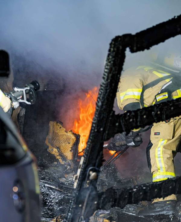 Bei einem Garagenbrand in Wahn war die Kölner Feuerwehr mehrere Stunden im Einsatz.