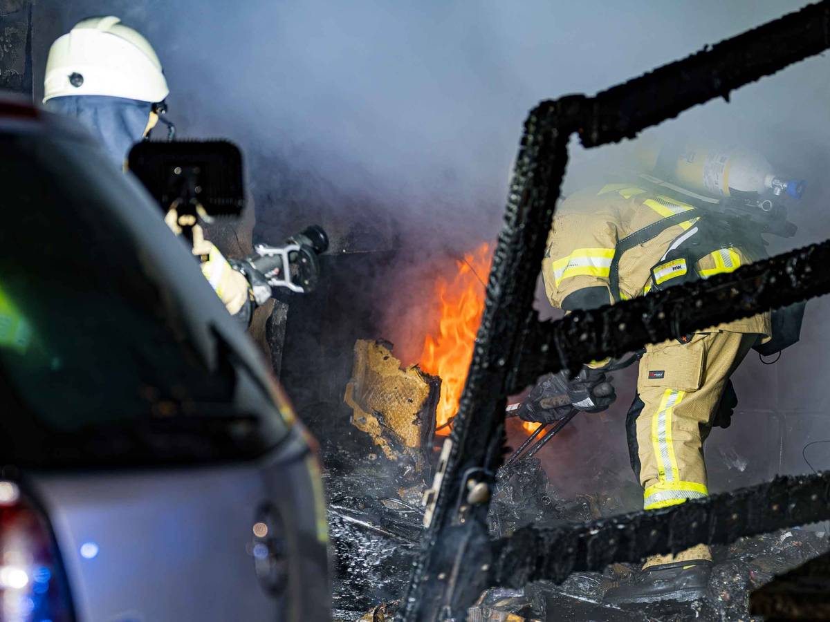 Bei einem Garagenbrand in Wahn war die Kölner Feuerwehr mehrere Stunden im Einsatz.