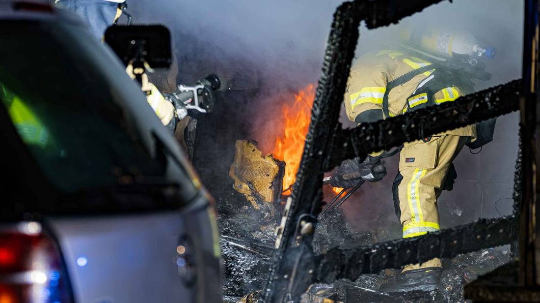 Bei einem Garagenbrand in Wahn war die Kölner Feuerwehr mehrere Stunden im Einsatz.