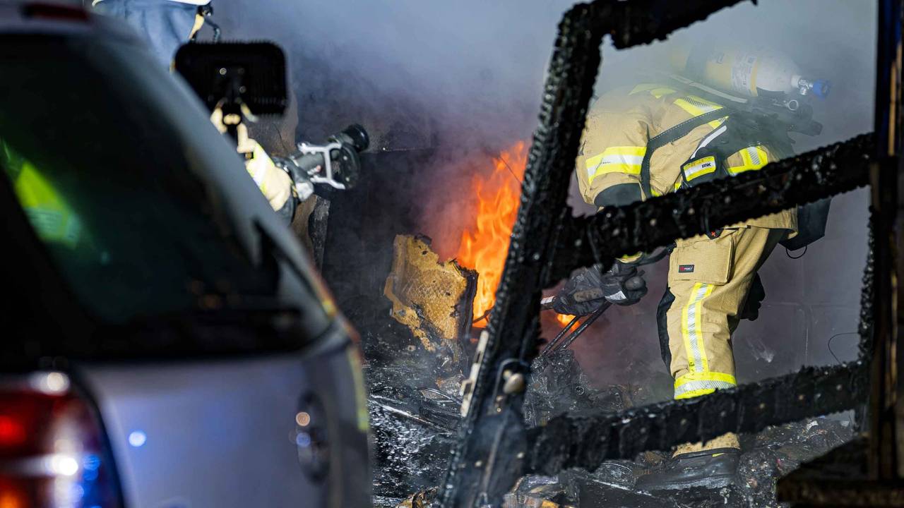 Bei einem Garagenbrand in Wahn war die Kölner Feuerwehr mehrere Stunden im Einsatz.