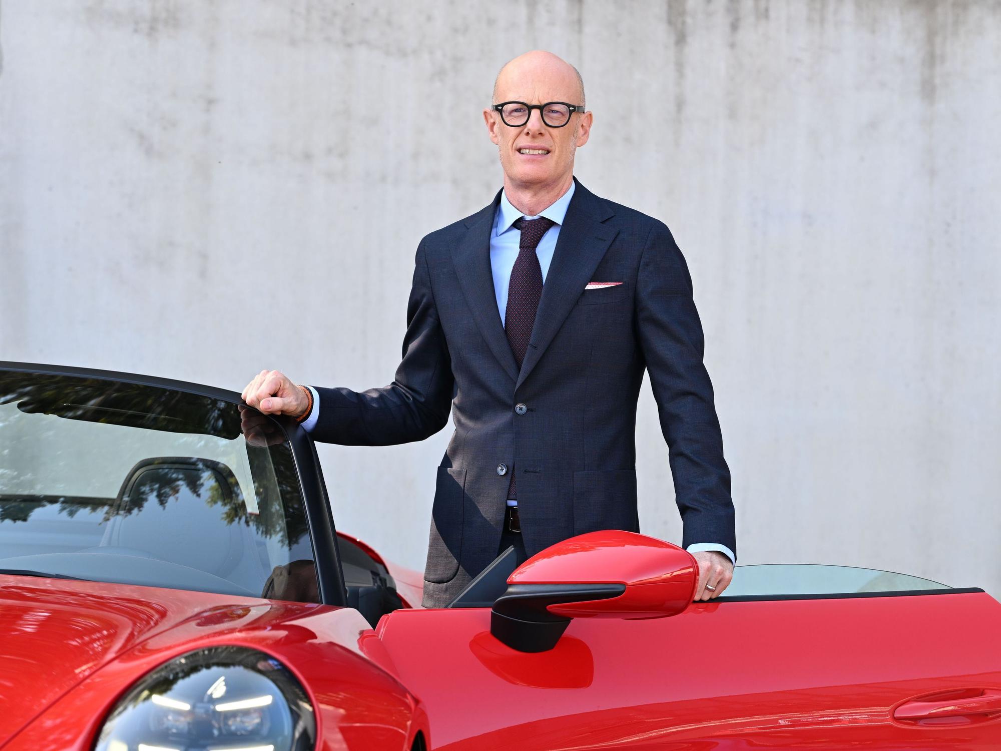 Michael Leiters, der Vorstandsvorsitzende des Stuttgarter Sportwagenherstellers Porsche, steht im Porsche Entwicklungszentrum neben einem Porsche 911 GT3 SC.