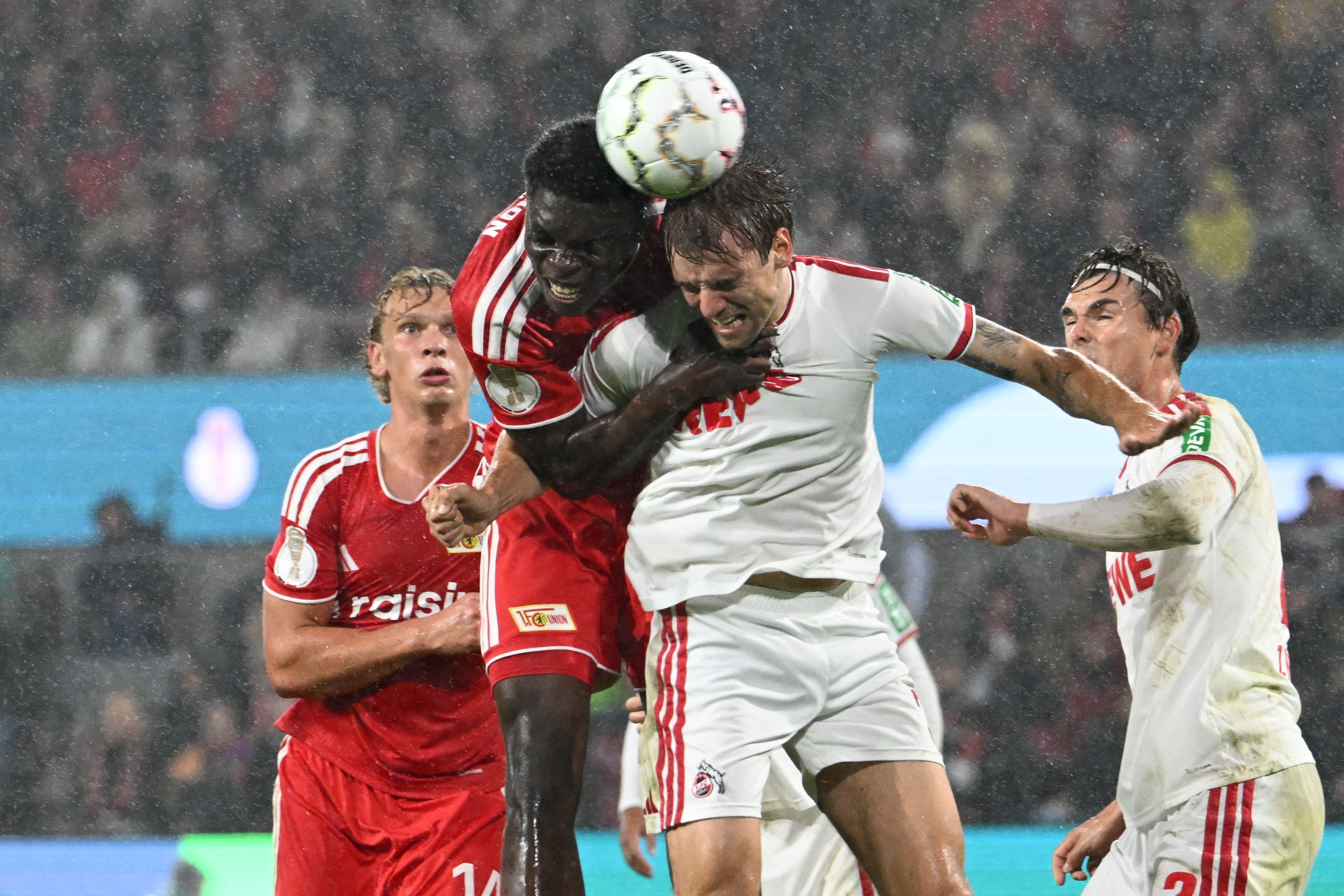 Borna Sosa (1. FC Köln) und Mekhi Gray (1. FC Union Berlin) kämpfen um den Ball.