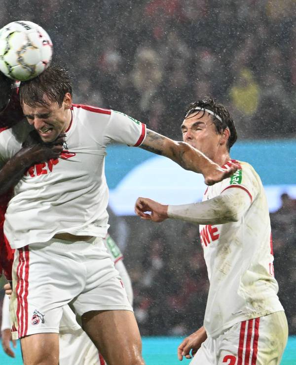Borna Sosa (1. FC Köln) und Mekhi Gray (1. FC Union Berlin) kämpfen um den Ball.