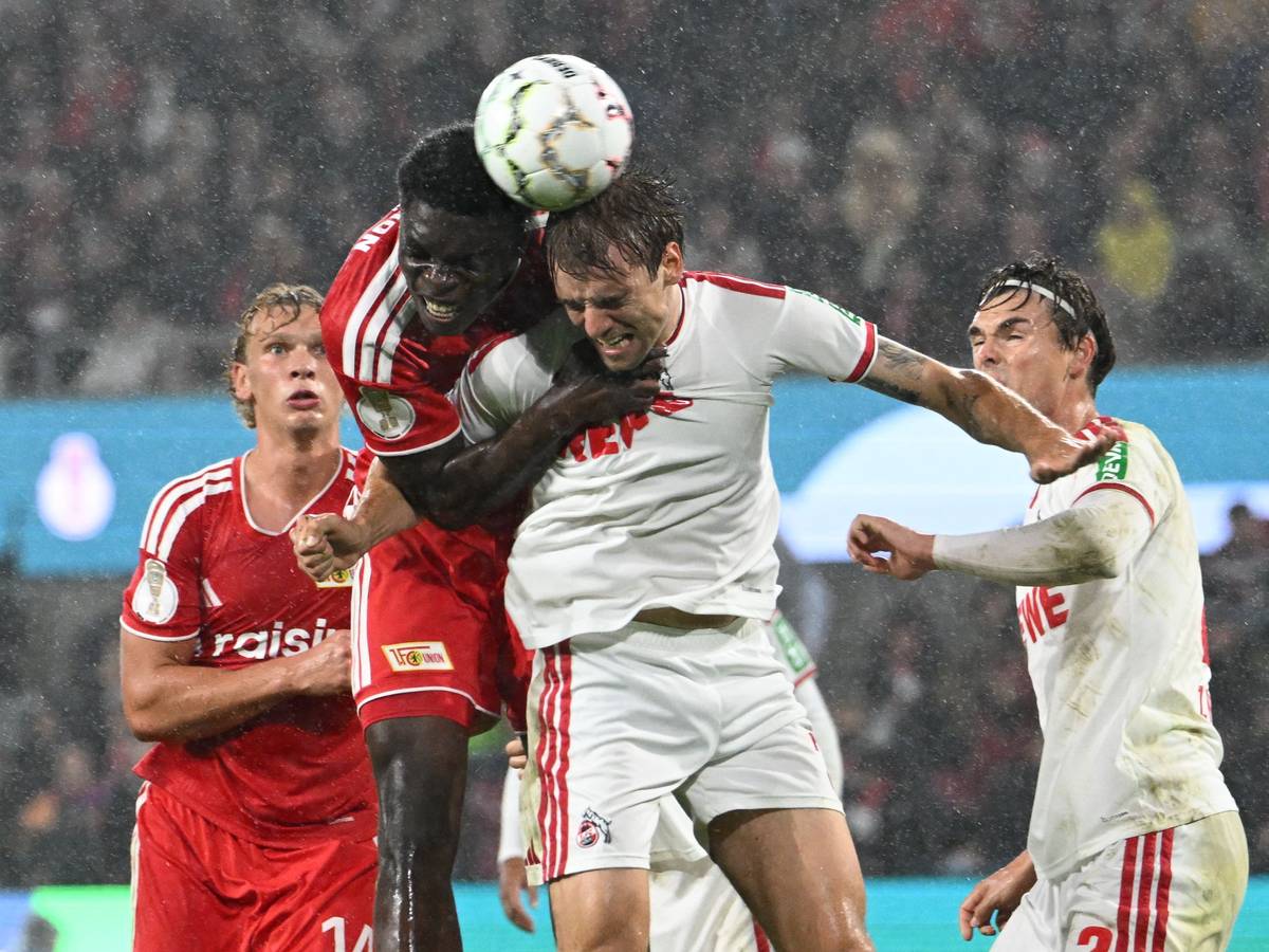 Borna Sosa (1. FC Köln) und Mekhi Gray (1. FC Union Berlin) kämpfen um den Ball.