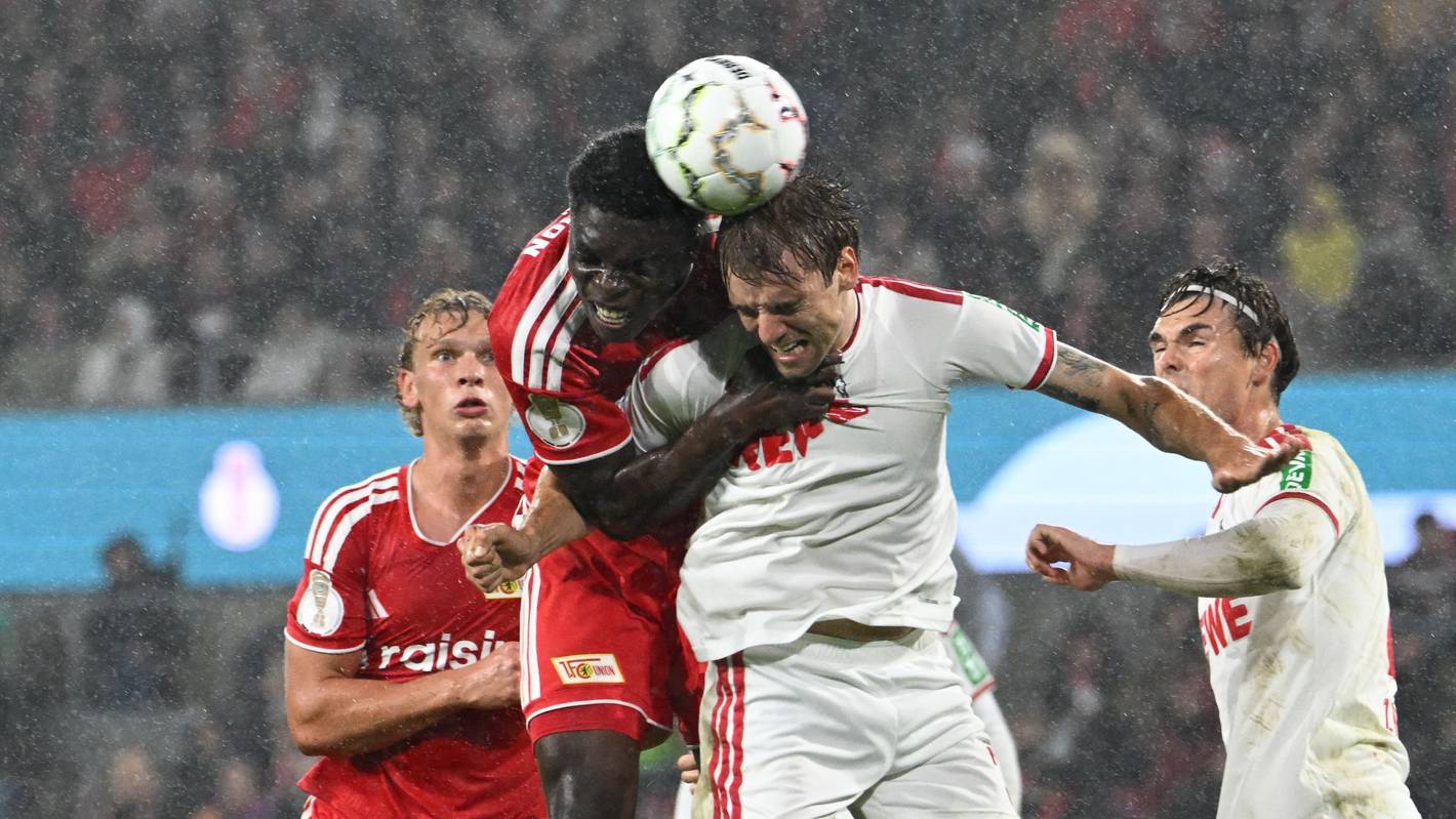 Borna Sosa (1. FC Köln) und Mekhi Gray (1. FC Union Berlin) kämpfen um den Ball.
