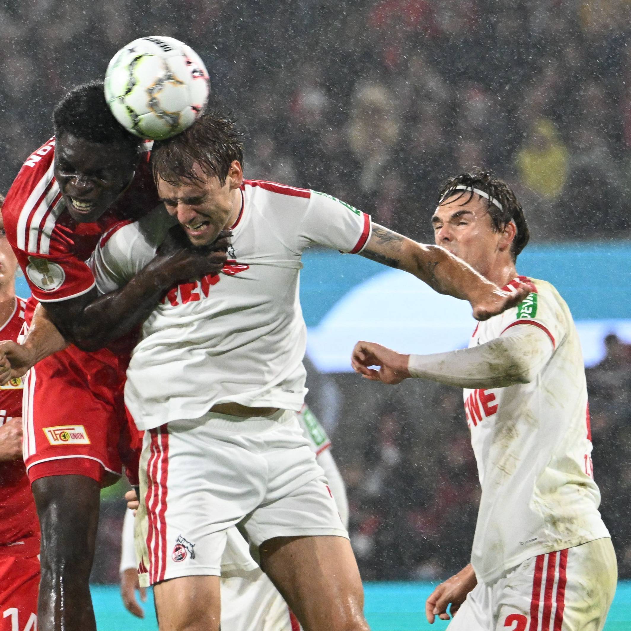 Borna Sosa (1. FC Köln) und Mekhi Gray (1. FC Union Berlin) kämpfen um den Ball.