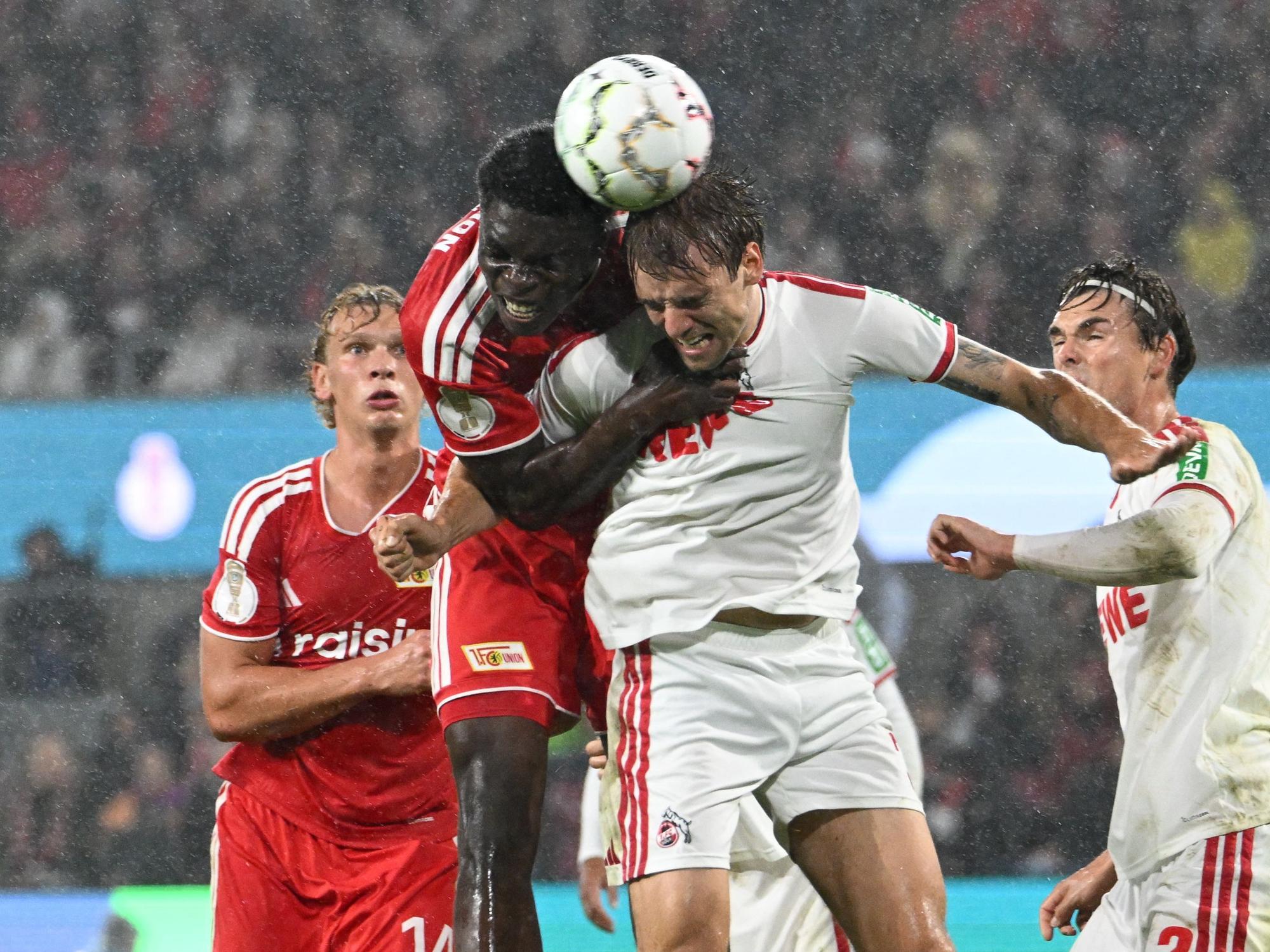 Borna Sosa (1. FC Köln) und Mekhi Gray (1. FC Union Berlin) kämpfen um den Ball.