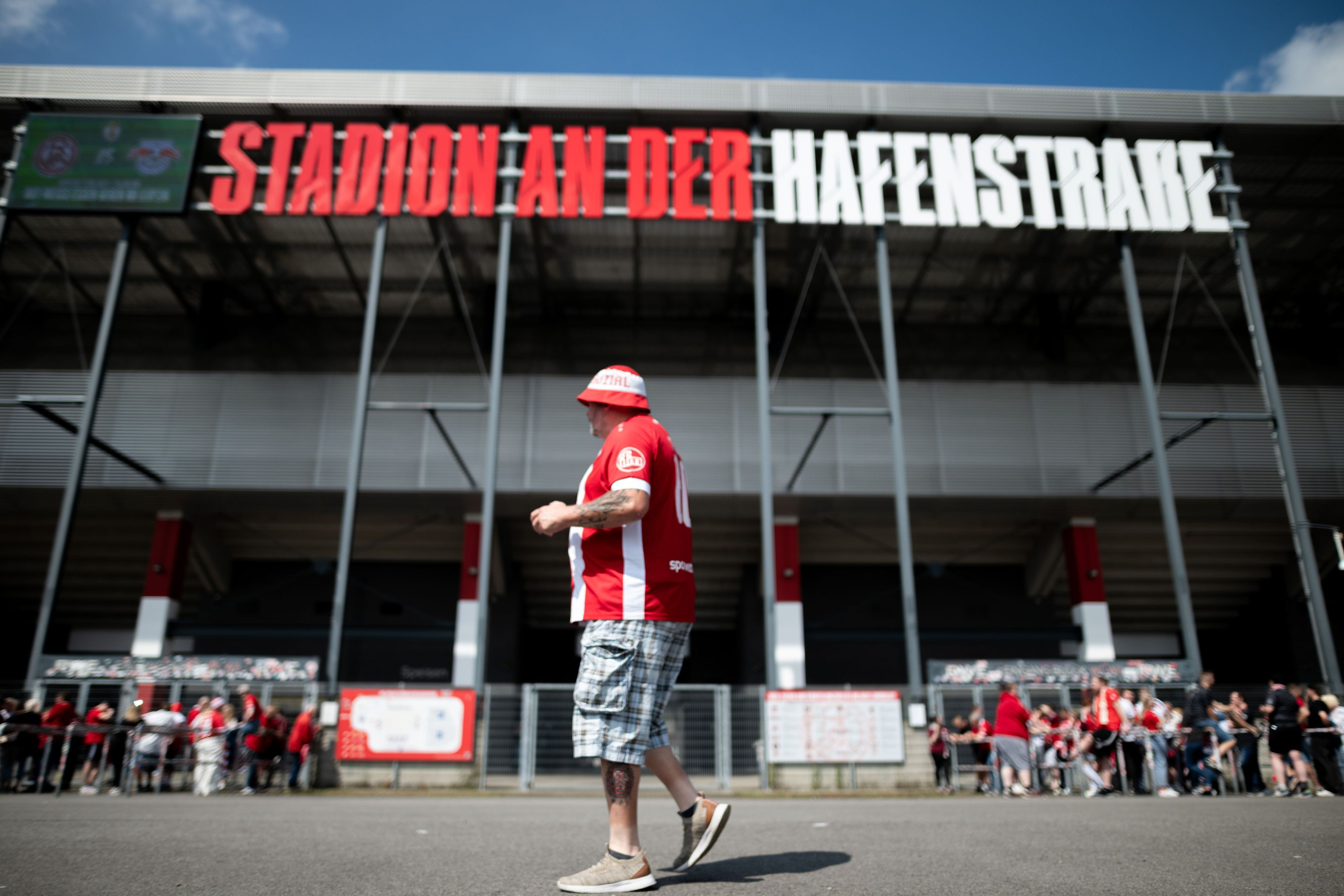 Ein Mann vor dem Stadion an der Hafenstraße.