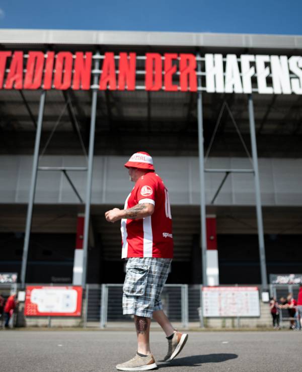 Ein Mann vor dem Stadion an der Hafenstraße.