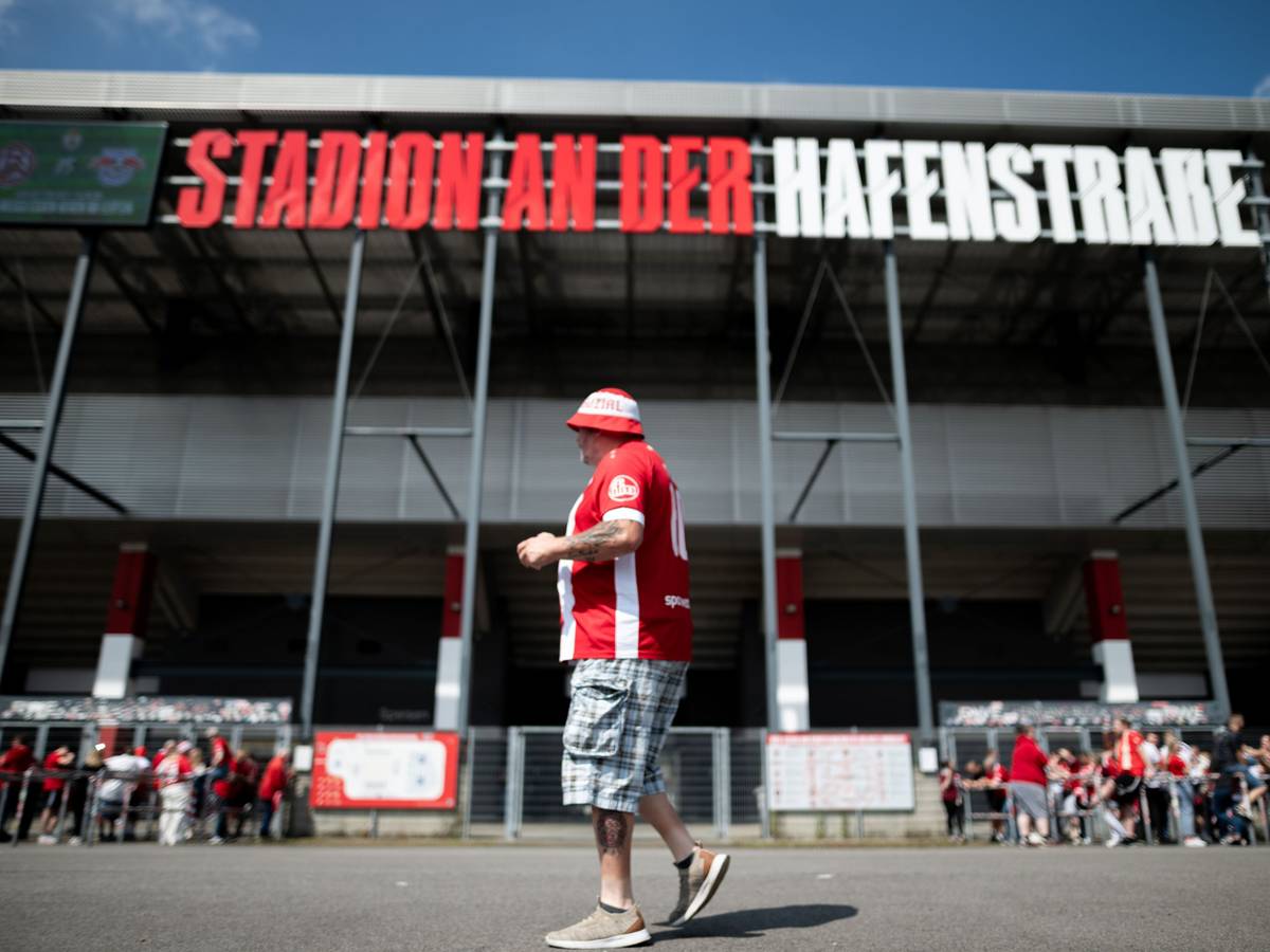 Ein Mann vor dem Stadion an der Hafenstraße.