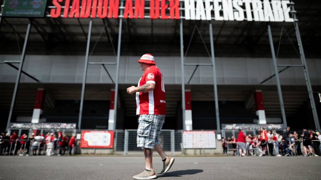 Ein Mann vor dem Stadion an der Hafenstraße.