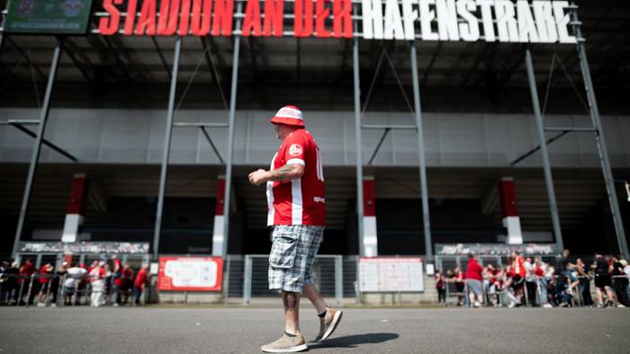 Ein Mann vor dem Stadion an der Hafenstraße.