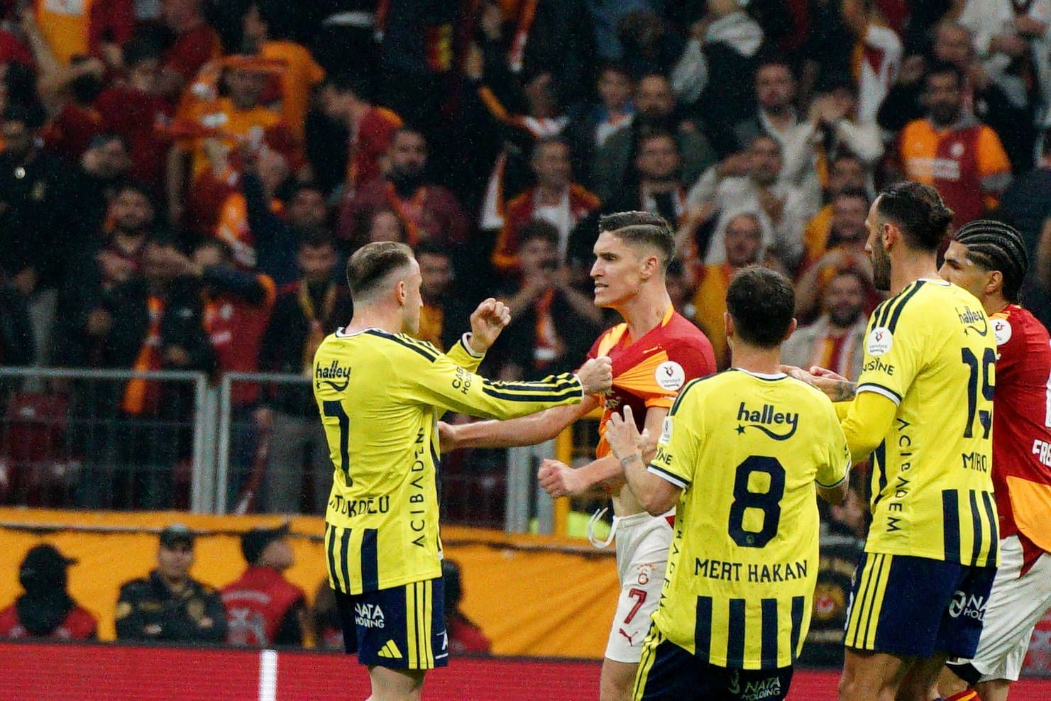 In Istanbul gerieten die Profis gleich mehrfach aneinander: Mittendrin auch der ehemalige Bundesliga-Spieler Roland Sallai.