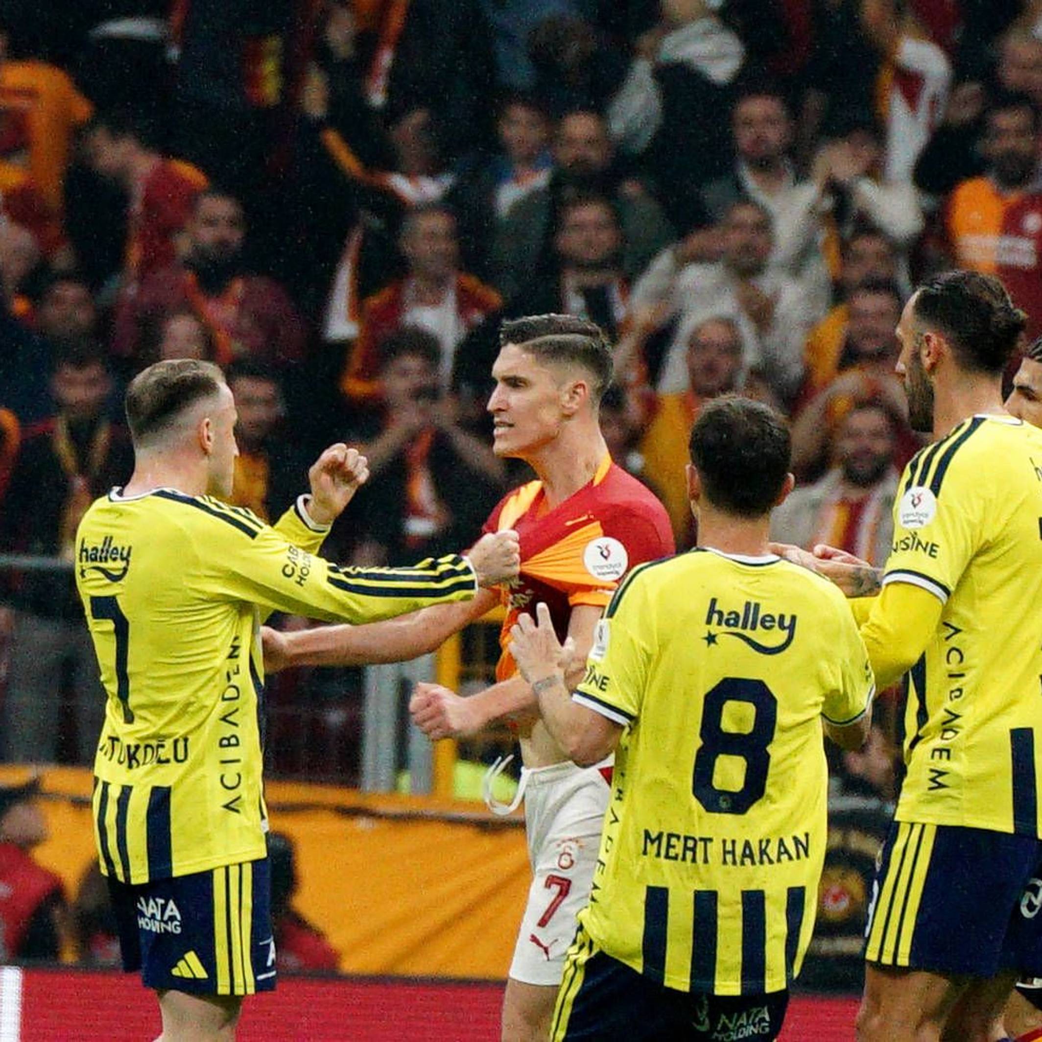 In Istanbul gerieten die Profis gleich mehrfach aneinander: Mittendrin auch der ehemalige Bundesliga-Spieler Roland Sallai.