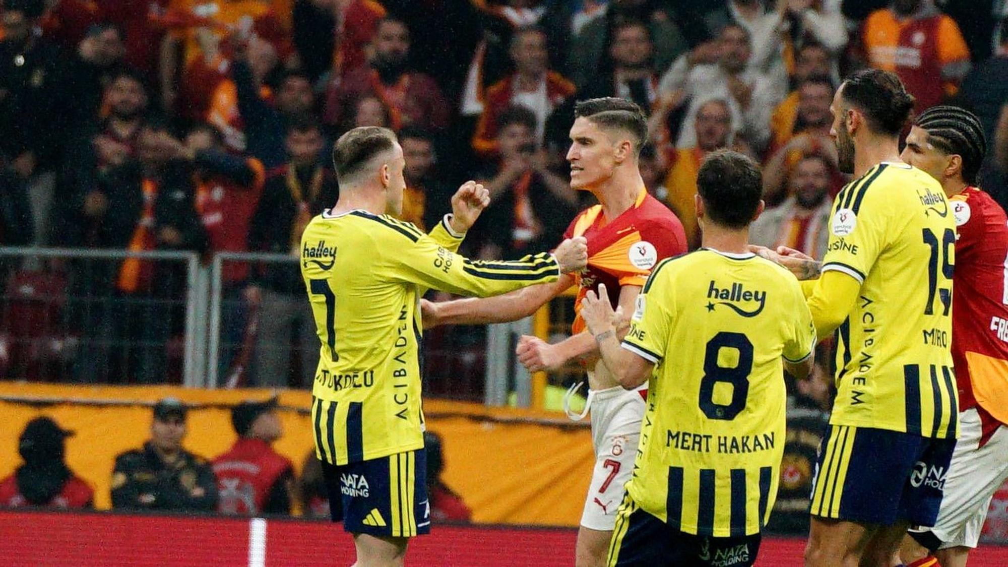In Istanbul gerieten die Profis gleich mehrfach aneinander: Mittendrin auch der ehemalige Bundesliga-Spieler Roland Sallai.